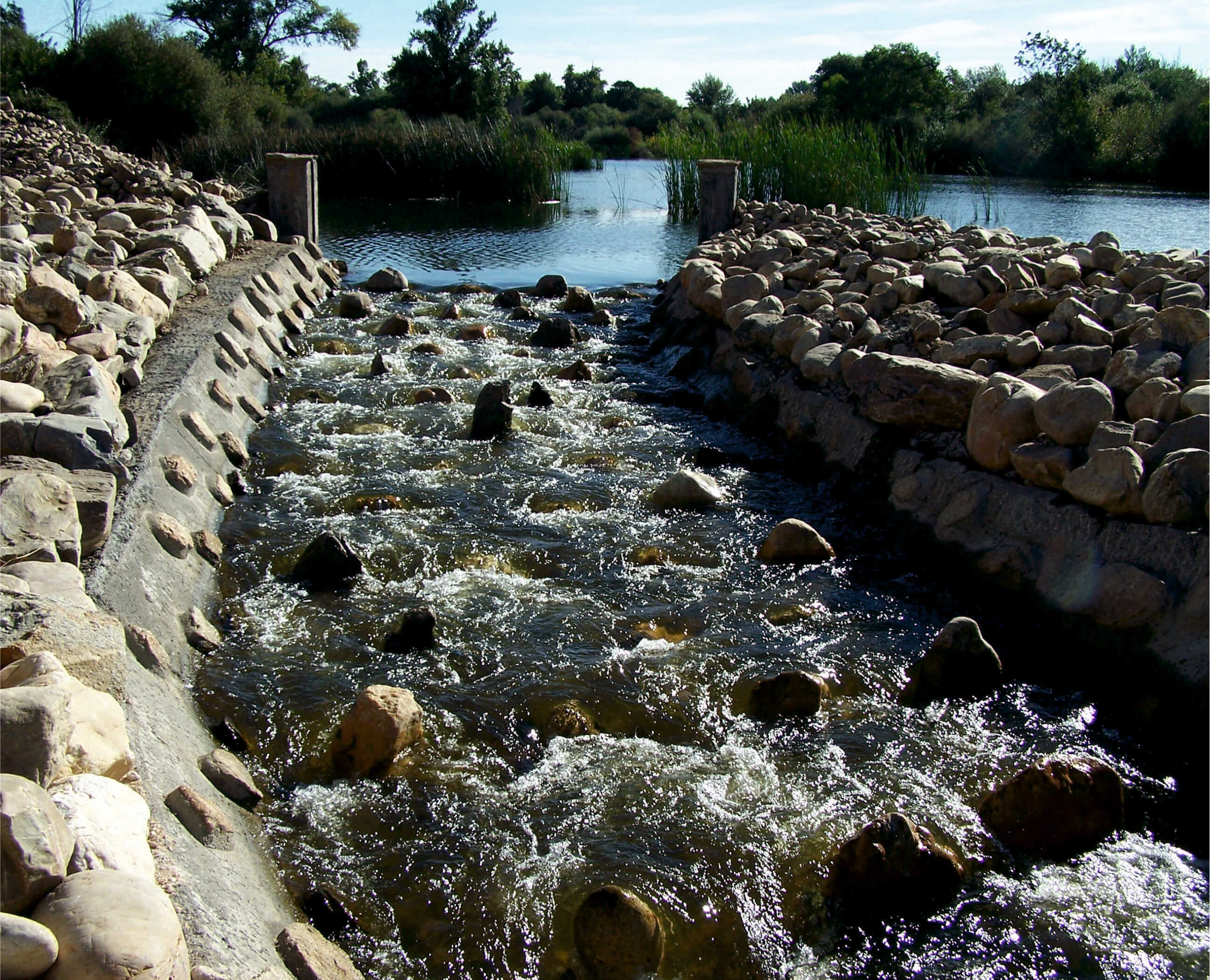 Río artificial de bloques en el azud del Lazarillo (río Tormes)